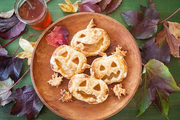 Lustige Kürbisse mit Blätterteig und Gelee zu Halloween - Scary pumpkin pies *** Fun pumpkins with puff pastry and jelly for Halloween Scary pumpkin pies  1079705309