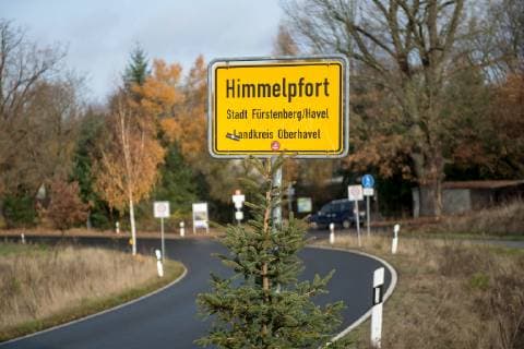 Rund zwei Wochen vor Beginn der Adventszeit beginnt der Weihnachtsmann damit, Briefe von Kindern zu beantworten. Am Mittwoch (14.11.2018) hat er sein Buero im einzigen ostdeutschen Weihnachtspostamt im brandenburgischen Himmelpfort bezogen. Dort wird er nach Angaben der Deutschen Post bis Heiligabend Briefe und Wunschzettel von Kindern aus aller Welt beantworten und Besucher empfangen. Zur Eroeffnung wurde der Weihnachtsmann von der deutschen Bobpilotin und Olympia-Siegerin Mariama Jamanka begleitet, die ihn mit ihrem gelben Bob zu dem Weihnachtspostamt im noerdlichen Brandenburg fuhr. (Siehe epd-Bericht vom 14.11.2018) Weihnachtsmann bezieht Weihnachtspostamt in Himmelpfort *** About two weeks before the beginning of Advent Santa Claus begins to answer letters from children On Wednesday 14 11 2018 he moved into his office in the only Eas Copyright: epd-bild ChristianxDitsch EDITORIAL USE ONLY