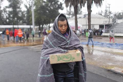 Central American migrants protect themselves from the cold due to an icy wave that affects the country, while they remain in the sports stadium Jesus Martinez Palillo , in Mexico City, Mexico, 14 November 2018 .The main contingent of the caravan of Central American migrants advance in groups through northwestern Mexico, still some 2,000 kilometers from Tijuana, where hundreds have already gathered before the watchful eye of the United States.A majority of members of the second caravan of Hondurans remain in Mexico City, where, according to the latest court of the capital authorities are about 1,200, who rest in a sports complex in the east of the capital. Migrant Caravan travels northwest of Mexico while US reinforces border !ACHTUNG: NUR REDAKTIONELLE NUTZUNG!  Copyright: xSashenkaxGutierrezx AME4039 20181114-636778148318019620