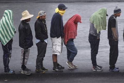 News Bilder des Tages Central American migrants protect themselves from the cold due to an icy wave that affects the country, while they remain in the sports stadium Jesus Martinez Palillo , in Mexico City, Mexico, 14 November 2018 .The main contingent of the caravan of Central American migrants advance in groups through northwestern Mexico, still some 2,000 kilometers from Tijuana, where hundreds have already gathered before the watchful eye of the United States.A majority of members of the second caravan of Hondurans remain in Mexico City, where, according to the latest court of the capital authorities are about 1,200, who rest in a sports complex in the east of the capital. Migrant Caravan travels northwest of Mexico while US reinforces border !ACHTUNG: NUR REDAKTIONELLE NUTZUNG!  Copyright: xSashenkaxGutierrezx AME4037 20181114-636778148327863495