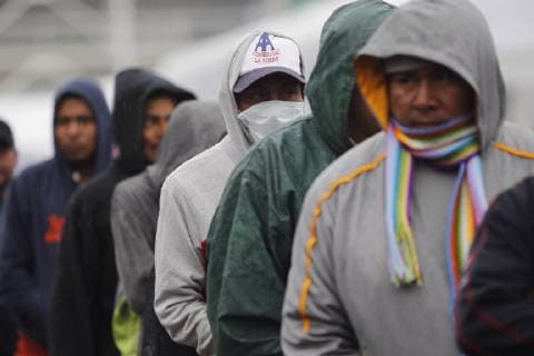 Central American migrants protect themselves from the cold due to an icy wave that affects the country, while they remain in the sports stadium Jesus Martinez Palillo , in Mexico City, Mexico, 14 November 2018 .The main contingent of the caravan of Central American migrants advance in groups through northwestern Mexico, still some 2,000 kilometers from Tijuana, where hundreds have already gathered before the watchful eye of the United States.A majority of members of the second caravan of Hondurans remain in Mexico City, where, according to the latest court of the capital authorities are about 1,200, who rest in a sports complex in the east of the capital. Migrant Caravan travels northwest of Mexico while US reinforces border !ACHTUNG: NUR REDAKTIONELLE NUTZUNG!  Copyright: xSashenkaxGutierrezx AME4023 20181114-636778148933228008