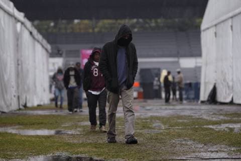 Central American migrants protect themselves from the cold due to an icy wave that affects the country, while they remain in the sports stadium Jesus Martinez Palillo , in Mexico City, Mexico, 14 November 2018 .The main contingent of the caravan of Central American migrants advance in groups through northwestern Mexico, still some 2,000 kilometers from Tijuana, where hundreds have already gathered before the watchful eye of the United States.A majority of members of the second caravan of Hondurans remain in Mexico City, where, according to the latest court of the capital authorities are about 1,200, who rest in a sports complex in the east of the capital. Migrant Caravan travels northwest of Mexico while US reinforces border !ACHTUNG: NUR REDAKTIONELLE NUTZUNG!  Copyright: xSashenkaxGutierrezx AME4014 20181114-636778148960102964