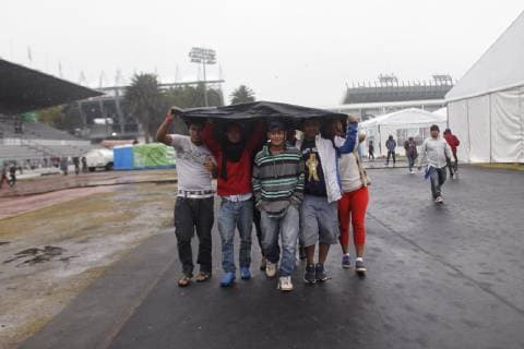 Central American migrants protect themselves from the cold due to an icy wave that affects the country, while they remain in the sports stadium Jesus Martinez Palillo , in Mexico City, Mexico, 14 November 2018 .The main contingent of the caravan of Central American migrants advance in groups through northwestern Mexico, still some 2,000 kilometers from Tijuana, where hundreds have already gathered before the watchful eye of the United States.A majority of members of the second caravan of Hondurans remain in Mexico City, where, according to the latest court of the capital authorities are about 1,200, who rest in a sports complex in the east of the capital. Migrant Caravan travels northwest of Mexico while US reinforces border !ACHTUNG: NUR REDAKTIONELLE NUTZUNG!  Copyright: xSashenkaxGutierrezx AME4011 20181114-636778148978854040
