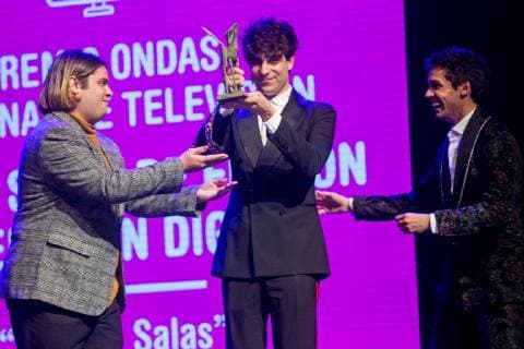 Spanish actors Javier Calvo (C), Javier Ambrossi (R) and Brays Efe (L) of the Netflix series Paquita Salas receivesthe National Television Ondas Award to the best Internet series during the 65th Ondas Awards, at the Gran Teatre del Liceu, in Barcelona, Catalonia, Spain, 14 November 2018. 65th Ondas Awards !ACHTUNG: NUR REDAKTIONELLE NUTZUNG!  Copyright: xQuiquexGarciax GRAF8712 20181114-636778308814986636