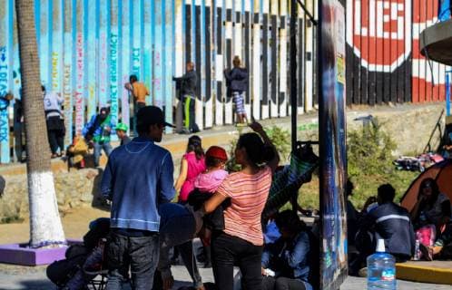 Agents of the US Army (front) watch the people who are part of the first migrant caravan from Honduras, at the border wall in Tijuana, Mexico, 14 November 2018. The first migrant caravan advances through the northwest of Mexico as the US has reinforced its military presence at the border. Migrant caravan traverses northwestern Mexico while the US reinforces military presence at the border !ACHTUNG: NUR REDAKTIONELLE NUTZUNG!  Copyright: xJoebethxTerriquezx AME4575 20181115-636778378778514267