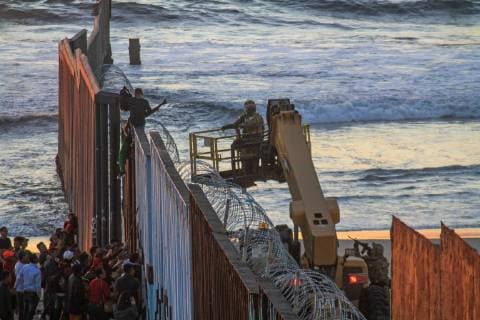 Migrants of the first caravan that left Honduras and toured the Mexican territory, congregate on the border fence of Tijuana, Mexico, 14 November 2018. Approximately 800 Central American migrants arrived in the Mexican border city of Tijuana with the purpose of seek asylum in the United States, and by Friday the arrival of at least 2,000 more in buses is expected. EFE Joebeth Terriquez Central American migrants begin to concentrate at the doors of the United States !ACHTUNG: NUR REDAKTIONELLE NUTZUNG!  Copyright: xJoebethxTerriquezx AME4731 20181115-636778515737902488