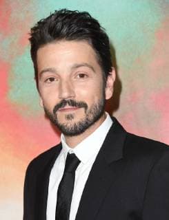 14 November 2018 - Los Angeles, California - Diego Luna. Netflix s Narcos: Mexico Season 1 Premiere held at Regal Cinemas LA Live. Photo Credit: Birdie Thompson AdMedia 232396 2018-11-14 CA Los Angeles Etats-Unis  Copyright: xAdMediax STAR_232396_028