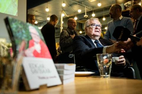 14.11.2018. Tallinn. Edgar Savisaare raamatu esitlus Viru keskuse Rahva Raamatus. Edgar Savisaar - Poliitik ja romantik . Edgar SavisaarÂ s new book, Politics and Romance presentation. FOTO: EERO VABAMÄGI EESTI MEEDIA TALLINN HARJUMAA ESTONIA  Copyright: xEEROxVABAMÄGIx
