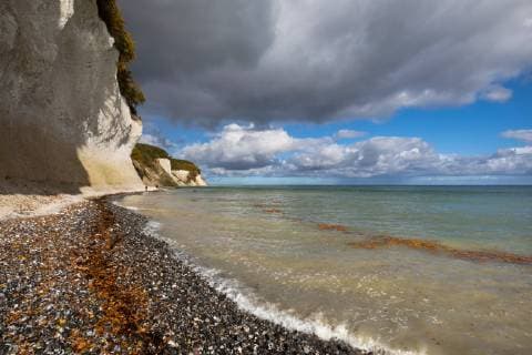 Europa; Deutschland; Mecklenburg Vorpommern; Rügen; Stubnitz: Spaziergänger an den Kreideklippen der Steilküste am Jasmund
