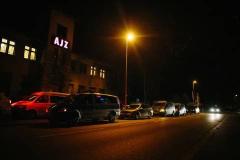 15.11.2018 - Feine Sahne Fischfilet Konzert im AJZ Chemnitz wegen Bombendrohung pausiert - Nachdem eine anonyme Bombendrohung gegen das AJZ Chemnitz einging, wurde der Konzertsaal geräumt. Die Polizei nimmt die Drohung ernst und wird die Räume des AJZ mit Bombenspürhunden durchsuchen. Fans warten draussen. Copyright: xMichaelxTrammerx