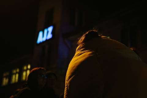 15.11.2018 - Feine Sahne Fischfilet Konzert im AJZ Chemnitz wegen Bombendrohung verspätet gestartet - Besucher warten auf die Prüfung durch die Polizei -Nachdem eine anonyme Bombendrohung gegen das AJZ Chemnitz einging, wurde der Konzertsaal geräumt. Die Polizei nahm die Drohung ernst und durchsuchte die Räume des AJZ. Nach knapp zwei Stunden spielte Feine Sahne Fischfilet bei großartiger Stimmung. Copyright: xMichaelxTrammerx
