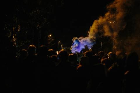 15.11.2018 - Feine Sahne Fischfilet Konzert im AJZ Chemnitz wegen Bombendrohung verspätet gestartet - Besucher warten auf die Prüfung durch die Polizei, Spontankonzert mit Pyro -Nachdem eine anonyme Bombendrohung gegen das AJZ Chemnitz einging, wurde der Konzertsaal geräumt. Die Polizei nahm die Drohung ernst und durchsuchte die Räume des AJZ. Nach knapp zwei Stunden spielte Feine Sahne Fischfilet bei großartiger Stimmung. Copyright: xMichaelxTrammerx