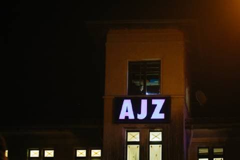 15.11.2018 - Feine Sahne Fischfilet Konzert im AJZ Chemnitz wegen Bombendrohung verspätet gestartet - Polizei durchsucht AJZ - Nachdem eine anonyme Bombendrohung gegen das AJZ Chemnitz einging, wurde der Konzertsaal geräumt. Die Polizei nahm die Drohung ernst und durchsuchte die Räume des AJZ. Nach knapp zwei Stunden spielte Feine Sahne Fischfilet bei großartiger Stimmung. Copyright: xMichaelxTrammerx