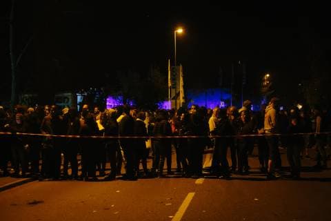 15.11.2018 - Feine Sahne Fischfilet Konzert im AJZ Chemnitz wegen Bombendrohung verspätet gestartet - Besucher vor AJZ - Nachdem eine anonyme Bombendrohung gegen das AJZ Chemnitz einging, wurde der Konzertsaal geräumt. Die Polizei nahm die Drohung ernst und durchsuchte die Räume des AJZ. Nach knapp zwei Stunden spielte Feine Sahne Fischfilet bei großartiger Stimmung. Copyright: xMichaelxTrammerx