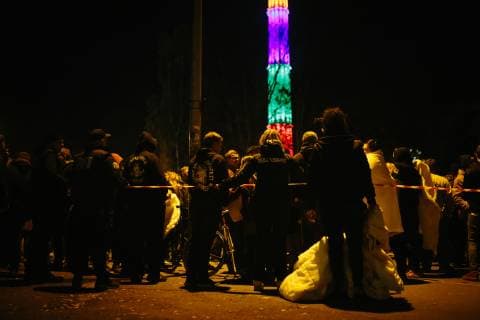 15.11.2018 - Feine Sahne Fischfilet Konzert im AJZ Chemnitz wegen Bombendrohung verspätet gestartet - Nachdem eine anonyme Bombendrohung gegen das AJZ Chemnitz einging, wurde der Konzertsaal geräumt. Die Polizei nahm die Drohung ernst und durchsuchte die Räume des AJZ. Nach knapp zwei Stunden spielte Feine Sahne Fischfilet bei großartiger Stimmung. Copyright: xMichaelxTrammerx