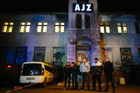 Entertainment Bilder des Tages 15.11.2018 - Feine Sahne Fischfilet Konzert im AJZ Chemnitz wegen Bombendrohung verspätet gestartet - Band vor AJZ - Nachdem eine anonyme Bombendrohung gegen das AJZ Chemnitz einging, wurde der Konzertsaal geräumt. Die Polizei nahm die Drohung ernst und durchsuchte die Räume des AJZ. Nach knapp zwei Stunden spielte Feine Sahne Fischfilet bei großartiger Stimmung. Copyright: xMichaelxTrammerx