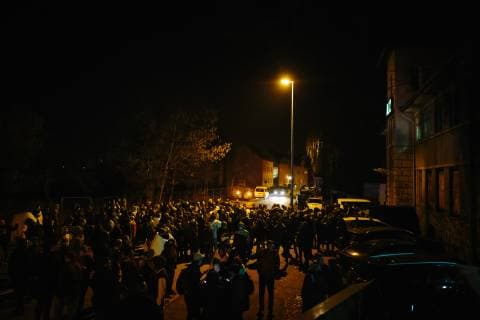 15.11.2018 - Feine Sahne Fischfilet Konzert im AJZ Chemnitz wegen Bombendrohung verspätet gestartet - Besucher warten auf die Prüfung durch die Polizei -Nachdem eine anonyme Bombendrohung gegen das AJZ Chemnitz einging, wurde der Konzertsaal geräumt. Die Polizei nahm die Drohung ernst und durchsuchte die Räume des AJZ. Nach knapp zwei Stunden spielte Feine Sahne Fischfilet bei großartiger Stimmung. Copyright: xMichaelxTrammerx