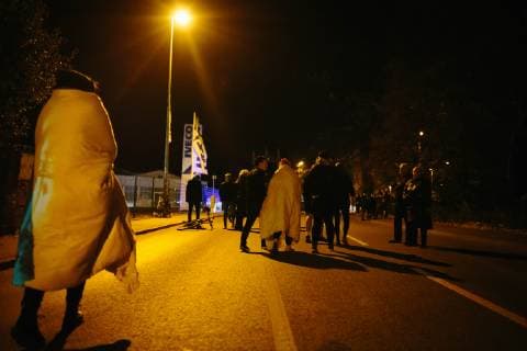15.11.2018 - Feine Sahne Fischfilet Konzert im AJZ Chemnitz wegen Bombendrohung verspätet gestartet - Besucher warten auf die Prüfung durch die Polizei -Nachdem eine anonyme Bombendrohung gegen das AJZ Chemnitz einging, wurde der Konzertsaal geräumt. Die Polizei nahm die Drohung ernst und durchsuchte die Räume des AJZ. Nach knapp zwei Stunden spielte Feine Sahne Fischfilet bei großartiger Stimmung. Copyright: xMichaelxTrammerx