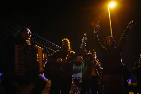 15.11.2018 - Feine Sahne Fischfilet Konzert im AJZ Chemnitz wegen Bombendrohung verspätet gestartet - Besucher warten auf die Prüfung durch die Polizei, spontanes Konzert akktenzeichen -Nachdem eine anonyme Bombendrohung gegen das AJZ Chemnitz einging, wurde der Konzertsaal geräumt. Die Polizei nahm die Drohung ernst und durchsuchte die Räume des AJZ. Nach knapp zwei Stunden spielte Feine Sahne Fischfilet bei großartiger Stimmung. Copyright: xMichaelxTrammerx
