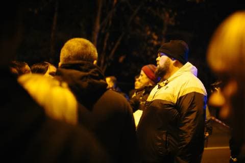 15.11.2018 - Feine Sahne Fischfilet Konzert im AJZ Chemnitz wegen Bombendrohung verspätet gestartet - Sänger Monchi und Team des AJZ verteilen Decken - Nachdem eine anonyme Bombendrohung gegen das AJZ Chemnitz einging, wurde der Konzertsaal geräumt. Die Polizei nahm die Drohung ernst und durchsuchte die Räume des AJZ. Nach knapp zwei Stunden spielte Feine Sahne Fischfilet bei großartiger Stimmung. Copyright: xMichaelxTrammerx