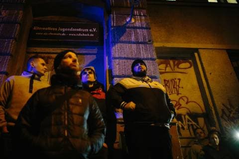 15.11.2018 - Feine Sahne Fischfilet Konzert im AJZ Chemnitz wegen Bombendrohung verspätet gestartet - Sänger Monchi gibt ein Statement ab - Nachdem eine anonyme Bombendrohung gegen das AJZ Chemnitz einging, wurde der Konzertsaal geräumt. Die Polizei nahm die Drohung ernst und durchsuchte die Räume des AJZ. Nach knapp zwei Stunden spielte Feine Sahne Fischfilet bei großartiger Stimmung. Copyright: xMichaelxTrammerx