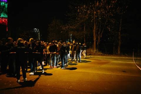 15.11.2018 - Feine Sahne Fischfilet Konzert im AJZ Chemnitz wegen Bombendrohung verspätet gestartet - Nachdem eine anonyme Bombendrohung gegen das AJZ Chemnitz einging, wurde der Konzertsaal geräumt. Die Polizei nahm die Drohung ernst und durchsuchte die Räume des AJZ. Nach knapp zwei Stunden spielte Feine Sahne Fischfilet bei großartiger Stimmung. Copyright: xMichaelxTrammerx