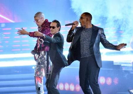 Entertainment Bilder der Woche KW46 Entertainment Bilder des Tages (L-R) Bad Bunny, Marc Anthony and Will Smith perform Esta Rico onstage during the 19th annual Latin Grammy Awards at the MGM Garden Arena in Las Vegas, Nevada on November 15, 2018.  LAV20181115116 JIMxRUYMEN