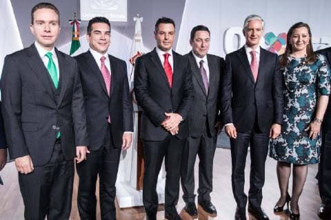 Mexiko, Martha Erika Alonso und Rafael Moreno Valle sterben bei Helikopter-Absturz November 15, 2018 - EUM20181115NAC17.JPG.OAXACA, Oax., Governor Gobernador-Informe.- El gobernador de Oaxaca, Alejandro Murat, ofrecio este 15 de noviembre de 2018 su segundo informe de gobierno. En imagen, Manuel Velasco, gobernador de Chiapas; Alejandro Moreno, gobernador de Campeche; el gobernador oaxaqueno Murat; Baltazar Hinojosa, titular de Sagarpa; Alfredo Del Mazo, gobernador del Estado de Mexico y Martha Erika Alonso, gobernadora electa de Puebla. Foto: Agencia EL UNIVERSAL German Espinosa AFBV - ZUMAu78_ 20181115_zaf_u78_050 Copyright: xGermanxEluniversalx