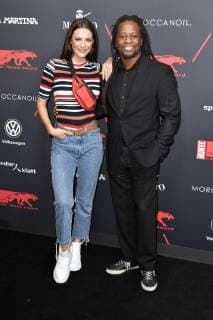 Mola Adebisi mit Begleitung bei der Verleihung der Bunte New Faces Award Style 2018 im Spindler & Klatt. Berlin, 15.11.2018