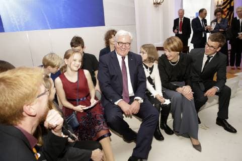 Frank-Walter Steinmeier mit Ehefrau Elke Büdenbender und Mitgliedern der Kinderjury bei der 20. Verleihung des Medienpreises Kinderrechte in der Einen Welt der Kindernothilfe im Schloss Bellevue. Berlin, 15.11.2018