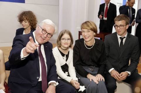 Frank-Walter Steinmeier mit Ehefrau Elke Büdenbender und Mitgliedern der Kinderjury bei der 20. Verleihung des Medienpreises Kinderrechte in der Einen Welt der Kindernothilfe im Schloss Bellevue. Berlin, 15.11.2018