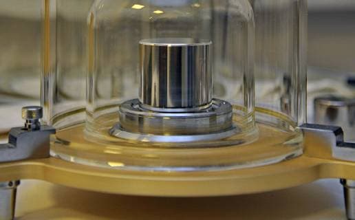News Themen der Woche KW46 News Bilder des Tages The platinum and iridium alloy cylinder (pictured on November 16, 2018 at the Czech Metrology Institute in Brno, Czech Republic) will no longer be a kilogram standard. Representatives of individual countries at the International Bureau of Weights and Measures (BIPM) conference, as expected, have decided to redefine the kilogram and other basic units. The base unit of mass is newly derived from the fixed value of the Planck constant. (CTKxPhoto IgorxZehl) CTKPhotoP201811160672001 