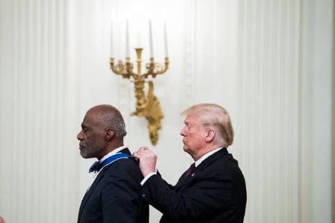 Entertainment Bilder der Woche KW46 News Bilder des Tages President Donald Trump awards the Medal of Freedom to Alan Page, football great and Minnesota Supreme Court justice, during a ceremony at the White House in Washington, D.C. on November 16, 2018.  WAP20181116326 KEVINxDIETSCH