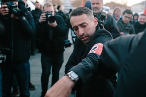 16.11.2018 - Demonstration von Sven Liebichs öMerkeljugend˜ in Chemnitz - Sven Liebich legt sich eine schwarz-weiß-rote Armbinde an auf der Sicherheits Abteilung steht - Mehrere hundert rechtsextreme Anhänger und Verschwöhrungstheoretiker um Sven Liebich zogen am 16.11. während des Besuchs von Bundeskanzlerin Merkel durch Chemnitz. T-Shirts wurden von der Polizei konfisziert. Offen propagierte die Gruppe rechtsextreme Positionen und nationalsozialistische Symbolik, vermeintlich als Satire getarnt. *** 16 11 2018 Demonstration by Sven Liebichs öMerkeljugend˜ in Chemnitz Sven Liebich puts on a black and white red armband on the security department Several hundred right-wing extremist supporters and conspiracy theorists around Sven Liebich moved on 16 11 during Chancellor Merkels visit through Chemnitz T-shirts were confiscated by th Copyright: xMichaelxTrammerx