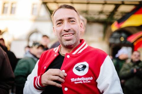 16.11.2018 - Demonstration von Sven Liebichs öMerkeljugend˜ in Chemnitz - Organisator Sven Liebich - Mehrere hundert rechtsextreme Anhänger und Verschwöhrungstheoretiker um Sven Liebich zogen am 16.11. während des Besuchs von Bundeskanzlerin Merkel durch Chemnitz. T-Shirts wurden von der Polizei konfisziert. Offen propagierte die Gruppe rechtsextreme Positionen und nationalsozialistische Symbolik, vermeintlich als Satire getarnt. *** 16 11 2018 Demonstration of Sven Liebichs öMerkeljugend˜ in Chemnitz Organizer Sven Liebich Several hundred right-wing extremists and conspiracy theorists around Sven Liebich moved on 16 11 during Chancellor Merkels visit through Chemnitz T-shirts were confiscated by the police Openly propagated the group right-wing extremist positions and National Socialist symbolism supposedly disguised as satire Copyright: xMichaelxTrammerx