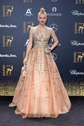 Franziska Knuppe (in Brian Rennie Couture) BAMBI 2018 - Roter Teppich im Theater am Potsdamer Platz in Berlin am 16.11.2018