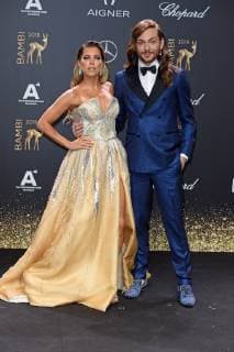 Sylvie Meis (in Brian Rennie Couture), Riccardo Simonetti (in Aigner) BAMBI 2018 - Roter Teppich im Theater am Potsdamer Platz in Berlin am 16.11.2018