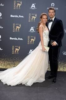 Annemarie Carpendale (in Galia Lahav) mit Ehemann Wayne Carpendale BAMBI 2018 - Roter Teppich im Theater am Potsdamer Platz in Berlin am 16.11.2018