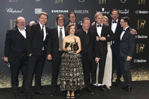 Liv Lisa Fries, Peter Kurth und Lars Eidinger mit Cast und Team von Babylon Berlin bei der 70. Bambi-Verleihung 2018 im Stage Theater am Potsdamer Platz. Berlin, 16.11.2018