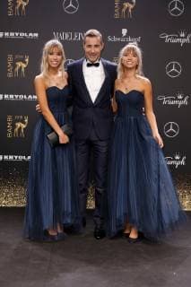 Kai Pflaume mit den beiden Youtube Stars Lisa und Lena bei der Verleihung Bambi 2018 am 16.11.2018 in Berlin Bambi 2018 Verleihung in Berlin