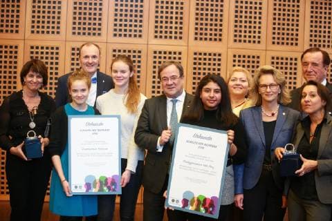 Verleihung: Toleranzringe u. Schulpreis Toleranz macht Schule 2018 im Wallraf-Richartz-Museum Mitte: NRW Ministerpräsident Armin Laschet unter den Preisträgern 16.11.2018