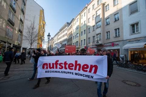 News Bilder des Tages Aufstehen Friedenskundgebung, Transparent mit der Aufschrift aufstehen Regionalgruppe München. Die Ortsgruppe München der Sammlungsbewegung Aufstehen hat am 17.11.2018 unter dem Motto Würde statt Waffen eine Kundgebung für die Abrüstung und den Frieden gehalten. Es kamen einige Hundert Menschen. Im Anschluss gab es eine kurze Demonstration zu den bayerischen Parteizentralen von Bündnis 90 Die Grünen und der SPD. München Bayern Deutschland Sendlinger Tor