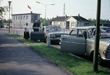 Reisende bei einer Rast am alliierten Grenzkontrollpunkt Checkpoint Alpha an der innerdeutschen Grenze in Helmstedt Marienborn *Aufnahmedatum geschätzt* snapshot-photography HansxSeeliger
