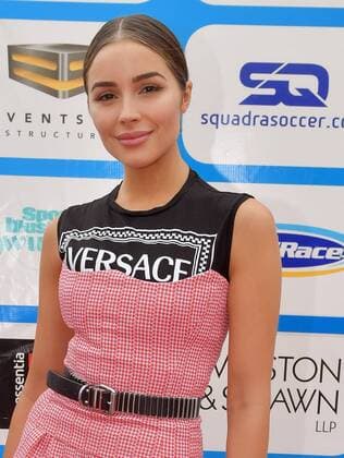 MIAMI, FL - NOVEMBER 17: Olivia Culpo walk the red carpet at the World Futbol Gala - Celebrity Beach Soccer Match presented by GACP Sports and Sports Illustrated Swimsuit and Benefiting Best Buddies Charity at Collins Park on November 17, 2018 in Miami, Florida...People: Olivia Culpo Miami United States Of America - ZUMAs214 20181117_zba_s214_379 Copyright: xSMGx