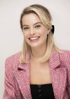 November 16, 2018 - Hollywood, California, U.S. - Margot Robbie stars in the movie Mary Queen of Scots Hollywood U.S. - ZUMAg203 20181116_zap_g203_048 Copyright: xArmandoxGallox