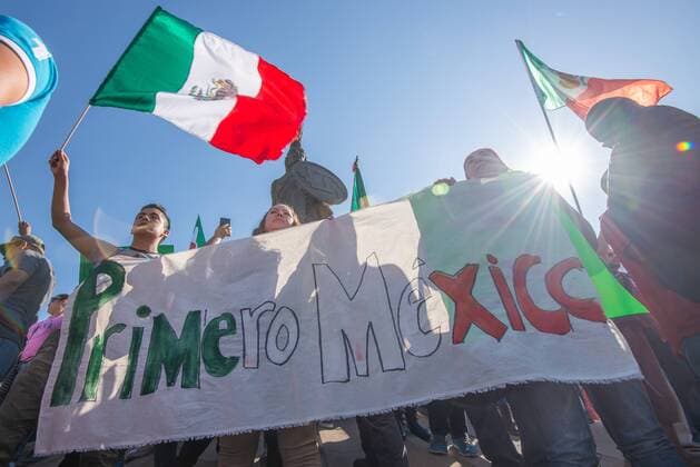 News Themen der Woche KW46 News Bilder des Tages November 18, 2018 - In Tijuana, Mexico, demonstrators gathered at Glorieta Cuauhtemoc to protest the arrival of thousands of .asylum seekers from Central America, aka the MIgrant Caravan on November 18,2018. Primero Mexico was a common slogan repeated at the rally. - ZUMAs157 20181118_znp_s157_008 Copyright: xVitoxDixStefanox