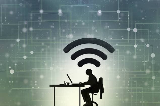 Mann arbeitet am Schreibtisch verbunden mit dem Cyberspace  Copyright: xGaryxWatersx 11591728