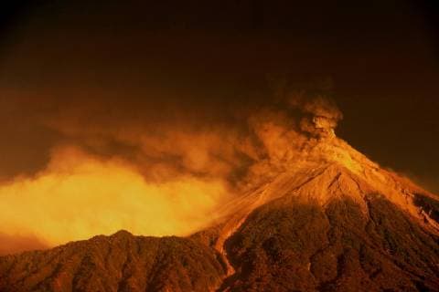 News Themen der Woche KW47 News Bilder des Tages A view of the Fuego volcano eruption at sunrise, seen from El Rodeo, Escuintla, Guatemala, 19 November 2018. More than 2,000 people were evacuated from several villages due to the strong eruption that continues in the Fuego volcano, located 50 kilometers west of the Guatemalan capital, authorities said. The evacuations are carried out in a preventive way to avoid any misfortune due to the eruption of the volcano, the fifth recorded in the year, according to the National Coordinator for Disaster Reduction (Conred). Thousands of people evacuated due to strong Fuego volcano eruption !ACHTUNG: NUR REDAKTIONELLE NUTZUNG!  Copyright: xEstebanxBibax AME7234 20181119-636782386771260430