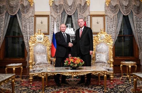 News Themen der Woche KW47 News Bilder des Tages ISTANBUL, TURKEY - NOVEMBER 19, 2018: Russia s President Vladimir Putin (L) and Turkey s President Recep Tayyip Erdogan shake hands during a meeting at Yildiz Palace. Ramil Sitdikov Sputnik POOL TASS  TS09809C