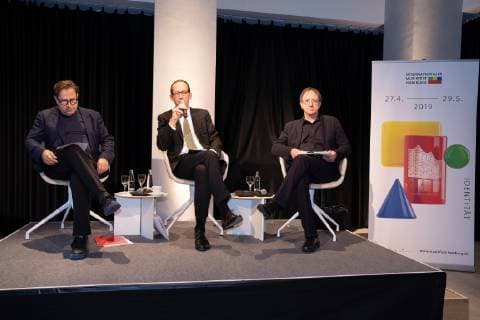 Georges Delnon, Intendant der Staatsoper Hamburg und des Philharmonischen Staatsorchesters Hamburg, Christoph Lieben-Seutter, Generalintendant Elbphilharmonie & Laeiszhalle, Achim Dobschall, Leiter des Bereichs Orchester, Chor, Konzerte des NDR - von links nach rechts;Pressekonferenz Elbphilharmonie Elphi zu Internationales Musikfest Hamburg 2019 in Kooperation mit Hamburgerische Staatsoper Hamburg, Hamburg Hamburg Deutschland Kaistudio 1 der Elbphilharmonie